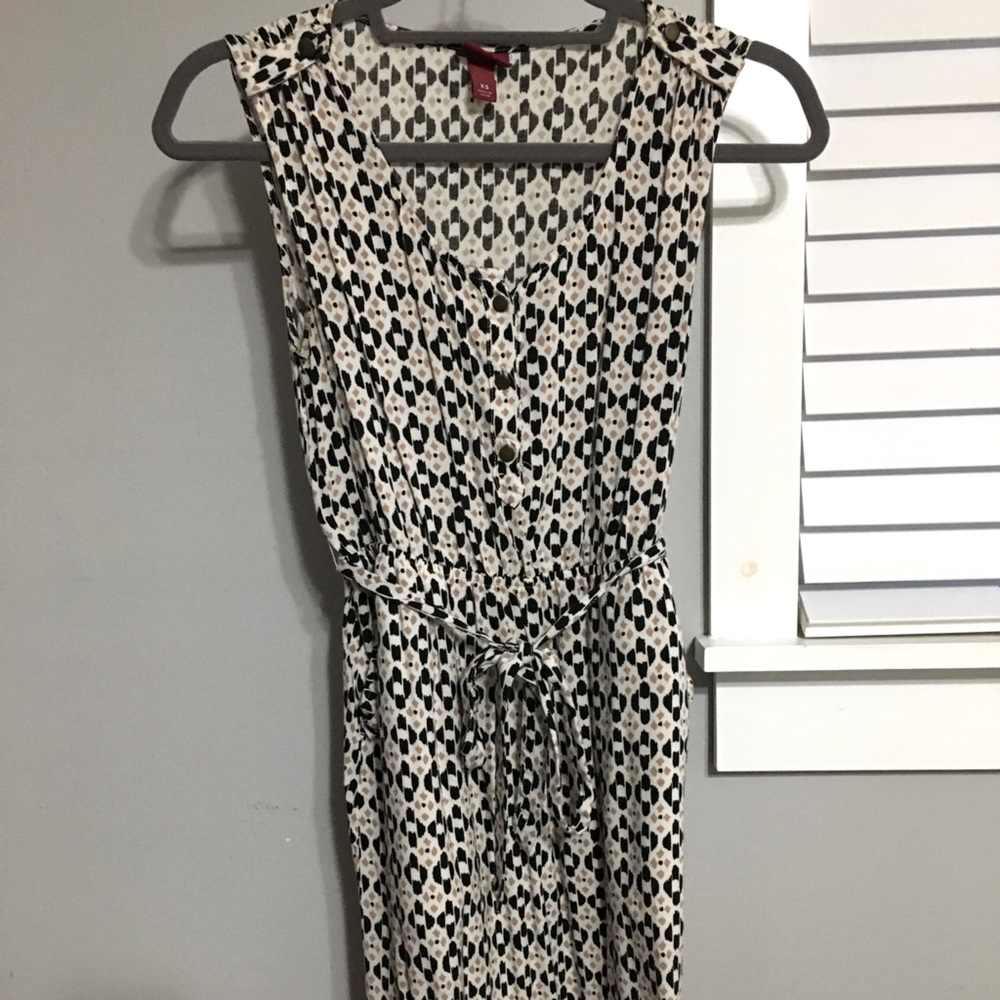 Sleeveless patterned knee length dress